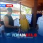 Sekretaris Daerah Kabupaten Konawe, Dr. Ferdinand, menyerahkan secara langsung Kartu Tanda Penduduk hasil perekaman kepada warga disela kegiatan olah raga di Pantai Lalimbue, Sabtu (29/8/2026).