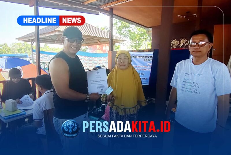 Sekretaris Daerah Kabupaten Konawe, Dr. Ferdinand, menyerahkan secara langsung Kartu Tanda Penduduk hasil perekaman kepada warga disela kegiatan olah raga di Pantai Lalimbue, Sabtu (29/8/2026).