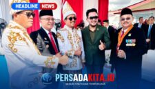 Menteri Kelautan dan Perikanan Sakti Wahyu Trenggono (tengah) didampingi pejabat KKP, Wakil Gubernur Sultra, Hugua, Bupati Konawe, H Syamsul Ibrahim, Anggota DPRD Konawe, H Ginal Sambari saat meninjau fasilitas di Kampung Nelayan Merah Putih (KNMP) Desa Sorue Jaya, Kabupaten Konawe, Sulawesi Tenggara, Senin (17/8/2026). Kawasan ini menjadi salah satu dari 100 titik KNMP tahap pertama yang telah rampung dibangun.