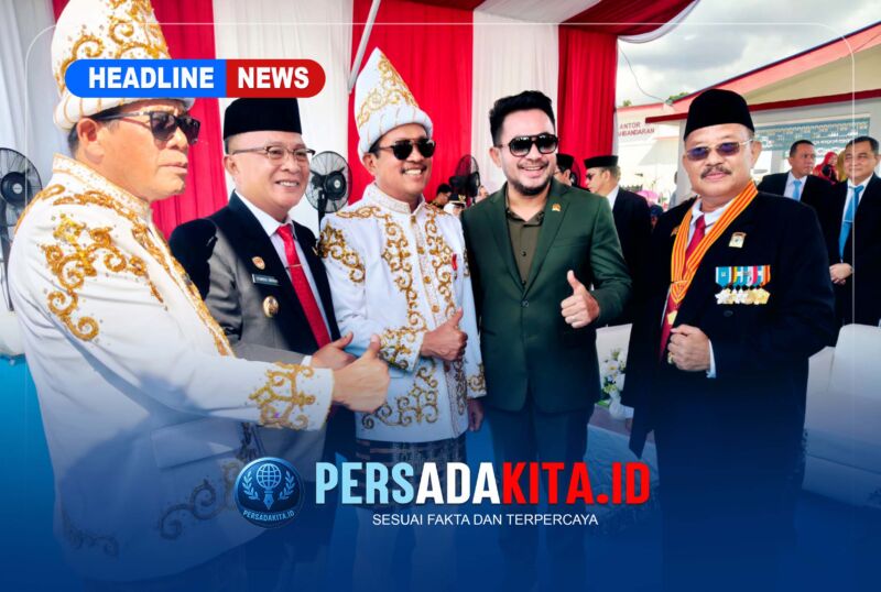 Menteri Kelautan dan Perikanan Sakti Wahyu Trenggono (tengah) didampingi pejabat KKP, Wakil Gubernur Sultra, Hugua, Bupati Konawe, H Syamsul Ibrahim, Anggota DPRD Konawe, H Ginal Sambari saat meninjau fasilitas di Kampung Nelayan Merah Putih (KNMP) Desa Sorue Jaya, Kabupaten Konawe, Sulawesi Tenggara, Senin (17/8/2026). Kawasan ini menjadi salah satu dari 100 titik KNMP tahap pertama yang telah rampung dibangun.
