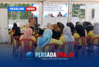 Sekretaris Dinas Perikanan Kabupaten Konawe, Sahruddin, S.Pi, M.Si, tengah memaparkan materi manajemen usaha perikanan di hadapan peserta pelatihan di KNMP Sore Jaya.