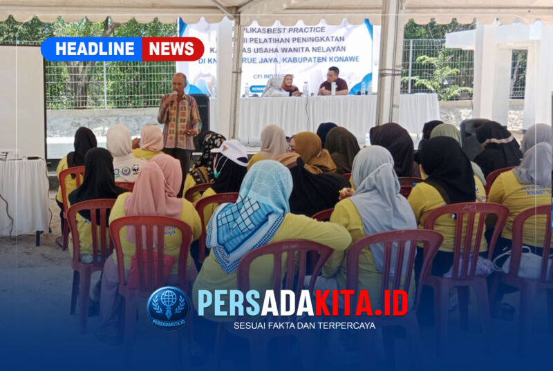 Sekretaris Dinas Perikanan Kabupaten Konawe, Sahruddin, S.Pi, M.Si, tengah memaparkan materi manajemen usaha perikanan di hadapan peserta pelatihan di KNMP Sore Jaya.