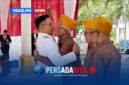 Suasana haru menyelimuti acara saat Bupati Konawe, H Yusran Akbar ST memeluk Ketua Legiun Veteran Konawe, Muhammad Zein saat acara pemberian penghormatan kepada veteran di HUT ke-81 RI di Pendopo Kantor Bupati, Senin (17/8/2026).