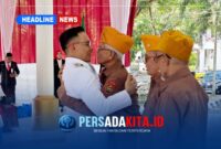 Suasana haru menyelimuti acara saat Bupati Konawe, H Yusran Akbar ST memeluk Ketua Legiun Veteran Konawe, Muhammad Zein saat acara pemberian penghormatan kepada veteran di HUT ke-81 RI di Pendopo Kantor Bupati, Senin (17/8/2026).