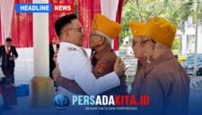 Suasana haru menyelimuti acara saat Bupati Konawe, H Yusran Akbar ST memeluk Ketua Legiun Veteran Konawe, Muhammad Zein saat acara pemberian penghormatan kepada veteran di HUT ke-81 RI di Pendopo Kantor Bupati, Senin (17/8/2026).