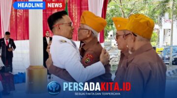 Suasana haru menyelimuti acara saat Bupati Konawe, H Yusran Akbar ST memeluk Ketua Legiun Veteran Konawe, Muhammad Zein saat acara pemberian penghormatan kepada veteran di HUT ke-81 RI di Pendopo Kantor Bupati, Senin (17/8/2026).