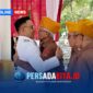 Suasana haru menyelimuti acara saat Bupati Konawe, H Yusran Akbar ST memeluk Ketua Legiun Veteran Konawe, Muhammad Zein saat acara pemberian penghormatan kepada veteran di HUT ke-81 RI di Pendopo Kantor Bupati, Senin (17/8/2026).