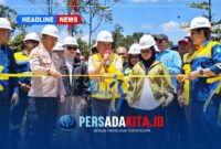 Suasana peresmian Jembatan Rota – Bupati Konawe H. Yusran Akbar, ST (tengah) didampingi istri, Hj. Hania, S.Pd., M.Pd., GR., dan Kapolres Konawe, AKBP Edy Raharjono, S.IK, serta Deputi Project Manager Sampala Project, Muhammad Irham, ST, saat prosesi pengguntingan pita peresmian Jembatan Rota di atas Sungai Lalindu, Kamis (20/8/2026).