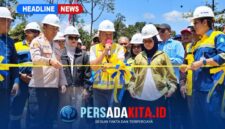 Suasana peresmian Jembatan Rota – Bupati Konawe H. Yusran Akbar, ST (tengah) didampingi istri, Hj. Hania, S.Pd., M.Pd., GR., dan Kapolres Konawe, AKBP Edy Raharjono, S.IK, serta Deputi Project Manager Sampala Project, Muhammad Irham, ST, saat prosesi pengguntingan pita peresmian Jembatan Rota di atas Sungai Lalindu, Kamis (20/8/2026).