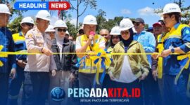 Suasana peresmian Jembatan Rota – Bupati Konawe H. Yusran Akbar, ST (tengah) didampingi istri, Hj. Hania, S.Pd., M.Pd., GR., dan Kapolres Konawe, AKBP Edy Raharjono, S.IK, serta Deputi Project Manager Sampala Project, Muhammad Irham, ST, saat prosesi pengguntingan pita peresmian Jembatan Rota di atas Sungai Lalindu, Kamis (20/8/2026).