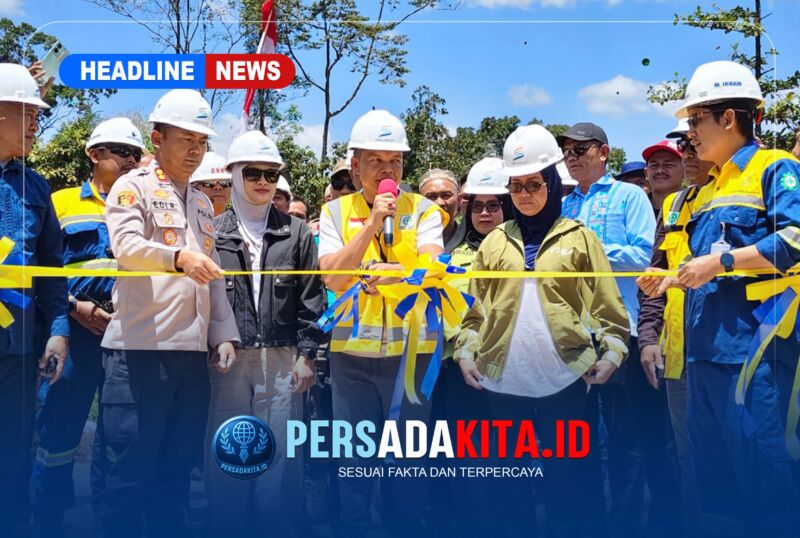 Suasana peresmian Jembatan Rota – Bupati Konawe H. Yusran Akbar, ST (tengah) didampingi istri, Hj. Hania, S.Pd., M.Pd., GR., dan Kapolres Konawe, AKBP Edy Raharjono, S.IK, serta Deputi Project Manager Sampala Project, Muhammad Irham, ST, saat prosesi pengguntingan pita peresmian Jembatan Rota di atas Sungai Lalindu, Kamis (20/8/2026).