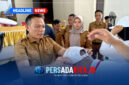 Bupati Konawe, H. Yusran Akbar, S.T melepas tanda peserta Orientasi PPPK secara simbolis dari peserta menandai berakhirnya pelaksanaan orientasi bagi 2806 peserta P3K di Gedung Wekoila, Unaaha, Senin (31/8/2026)