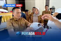 Bupati Konawe, H. Yusran Akbar, S.T melepas tanda peserta Orientasi PPPK secara simbolis dari peserta menandai berakhirnya pelaksanaan orientasi bagi 2806 peserta P3K di Gedung Wekoila, Unaaha, Senin (31/8/2026)
