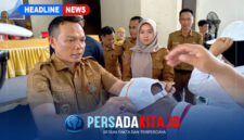 Bupati Konawe, H. Yusran Akbar, S.T melepas tanda peserta Orientasi PPPK secara simbolis dari peserta menandai berakhirnya pelaksanaan orientasi bagi 2806 peserta P3K di Gedung Wekoila, Unaaha, Senin (31/8/2026)