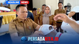 Bupati Konawe, H. Yusran Akbar, S.T melepas tanda peserta Orientasi PPPK secara simbolis dari peserta menandai berakhirnya pelaksanaan orientasi bagi 2806 peserta P3K di Gedung Wekoila, Unaaha, Senin (31/8/2026)