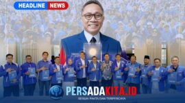 Ketua DPW PAN Sultra, H. Yusran Akbar ST (tengah), didampingi Kepala Sekretariat DPP PAN, Arif Noor M (kiri) usai penyerahan SK pengurus DPD PAN kabupaten/kota se-Sultra di Kantor DPP PAN, Jakarta, Kamis (13/8/2026). (Foto: Istimewa/Dok. DPW PAN Sultra)