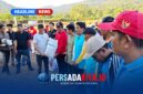 Bupati Konawe H. Yusran Akbar, S.T saat menyerahkan secara simbolis bantuan beras CPP kepada perwakilan Keluarga Penerima Bantuan di Kecamatan Routa, Kamis (20/8/2026).
