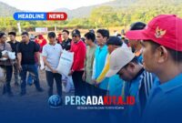 Bupati Konawe H. Yusran Akbar, S.T saat menyerahkan secara simbolis bantuan beras CPP kepada perwakilan Keluarga Penerima Bantuan di Kecamatan Routa, Kamis (20/8/2026).