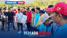 Bupati Konawe H. Yusran Akbar, S.T saat menyerahkan secara simbolis bantuan beras CPP kepada perwakilan Keluarga Penerima Bantuan di Kecamatan Routa, Kamis (20/8/2026).