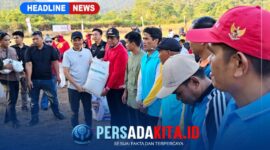 Bupati Konawe H. Yusran Akbar, S.T saat menyerahkan secara simbolis bantuan beras CPP kepada perwakilan Keluarga Penerima Bantuan di Kecamatan Routa, Kamis (20/8/2026).
