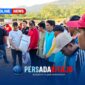 Bupati Konawe H. Yusran Akbar, S.T saat menyerahkan secara simbolis bantuan beras CPP kepada perwakilan Keluarga Penerima Bantuan di Kecamatan Routa, Kamis (20/8/2026).
