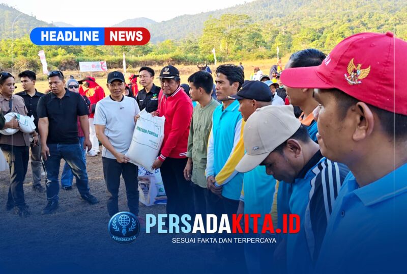 Bupati Konawe H. Yusran Akbar, S.T saat menyerahkan secara simbolis bantuan beras CPP kepada perwakilan Keluarga Penerima Bantuan di Kecamatan Routa, Kamis (20/8/2026).
