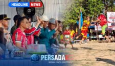 Bupati Konawe H. Yusran Akbar, ST menyaksikan tarian Mondotambe dengan atraksi Umo ara dan ketangkasan Tamalaki khas Suku Tolaki memukau ribuan penonton dari podium kehormatan saat pembukaan Porseni Kecamatan Anggaberi di Lapangan Tutuwi Motaha, Anggaberi, Selasa (25/8/2026) 