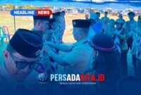Penyematan Tanda Jabatan: Momen khidmat saat H. Syamsul Ibrahim menyematkan tanda jabatan kepada salah satu pengurus Kwartir Ranting yang baru dikukuhkan, menandai dimulainya masa bakti 2026-2029.
