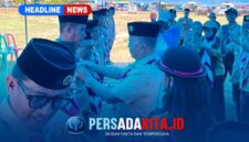 Penyematan Tanda Jabatan: Momen khidmat saat H. Syamsul Ibrahim menyematkan tanda jabatan kepada salah satu pengurus Kwartir Ranting yang baru dikukuhkan, menandai dimulainya masa bakti 2026-2029.