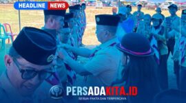 Penyematan Tanda Jabatan: Momen khidmat saat H. Syamsul Ibrahim menyematkan tanda jabatan kepada salah satu pengurus Kwartir Ranting yang baru dikukuhkan, menandai dimulainya masa bakti 2026-2029.