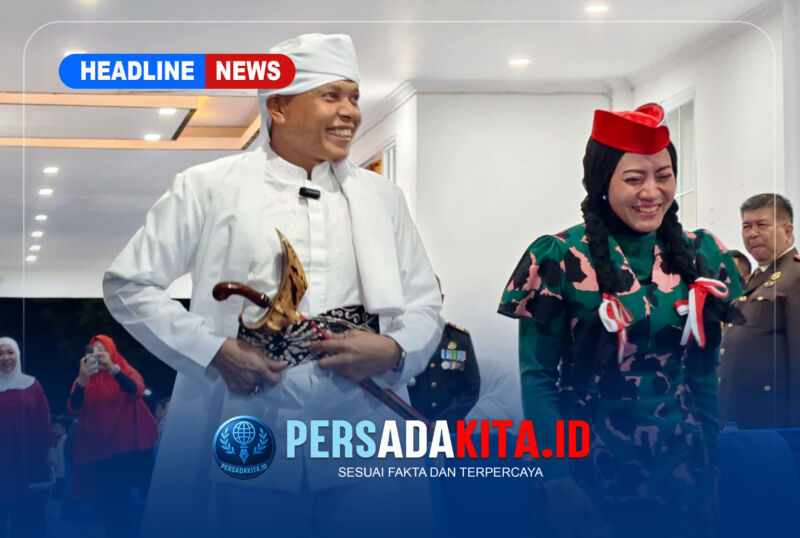 Bupati Konawe H. Yusran Akbar, S.T. mengenakan kostum Pangeran Diponegoro saat menyampaikan sambutan pada malam resepsi kenegaraan peringatan HUT ke-81 RI di rumah jabatan Bupati Konawe, Senin (17/8/2026) malam.