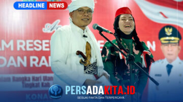 Pasangan heroik Bupati dan Ketua TP-PKK Konawe hadir di malam resepsi kenegaraan HUT ke-81 RI. Bupati dengan surban putih dan keris pusaka, serta Ibu Hj. Hania dengan balutan kostum pejuang wanita, menyatukan simbol perlawanan dan pengabdian.