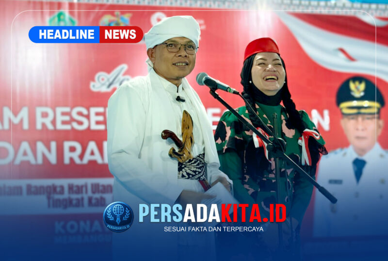 Pasangan heroik Bupati dan Ketua TP-PKK Konawe hadir di malam resepsi kenegaraan HUT ke-81 RI. Bupati dengan surban putih dan keris pusaka, serta Ibu Hj. Hania dengan balutan kostum pejuang wanita, menyatukan simbol perlawanan dan pengabdian.