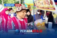Suasana akrab Bupati Konawe H. Yusran Akbar saat bersama warga dan pedagang di stan UMKM Porseni Kecamatan Anggaberi, Senin (25/8/2026). Terlihat senyum dan canda tawa mewarnai interaksi di tengah keramaian lapangan.