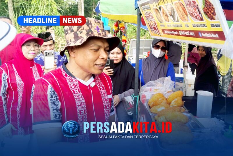 Suasana akrab Bupati Konawe H. Yusran Akbar saat bersama warga dan pedagang di stan UMKM Porseni Kecamatan Anggaberi, Senin (25/8/2026). Terlihat senyum dan canda tawa mewarnai interaksi di tengah keramaian lapangan.