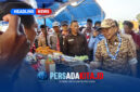 Bupati Konawe, H. Yusran Akbar, S.T., berdialog hangat dengan pedagang gorengan di stan UMKM pada acara Festival Bahari Bersahaja 2026 di Desa Lalimbue, Jumat (28/8/2026).