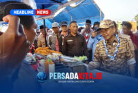 Bupati Konawe, H. Yusran Akbar, S.T., berdialog hangat dengan pedagang gorengan di stan UMKM pada acara Festival Bahari Bersahaja 2026 di Desa Lalimbue, Jumat (28/8/2026).