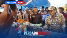Bupati Konawe, H. Yusran Akbar, S.T., berdialog hangat dengan pedagang gorengan di stan UMKM pada acara Festival Bahari Bersahaja 2026 di Desa Lalimbue, Jumat (28/8/2026).