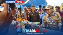 Bupati Konawe, H. Yusran Akbar, S.T., berdialog hangat dengan pedagang gorengan di stan UMKM pada acara Festival Bahari Bersahaja 2026 di Desa Lalimbue, Jumat (28/8/2026).