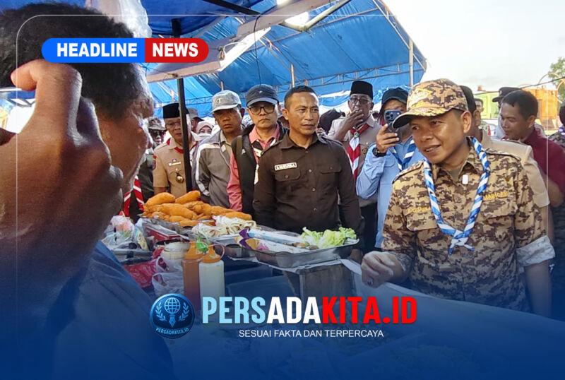 Bupati Konawe, H. Yusran Akbar, S.T., berdialog hangat dengan pedagang gorengan di stan UMKM pada acara Festival Bahari Bersahaja 2026 di Desa Lalimbue, Jumat (28/8/2026).