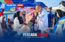 Bupati Konawe H. Yusran Akbar berbincang akrab dengan pemilik stan kuliner sambil menyicipi kripik di gelaran Porseni HUT ke-81 RI di Kec Tongauna Utara, Kabupaten Konawe.