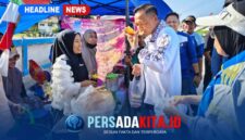 Bupati Konawe H. Yusran Akbar berbincang akrab dengan pemilik stan kuliner sambil menyicipi kripik di gelaran Porseni HUT ke-81 RI di Kec Tongauna Utara, Kabupaten Konawe.