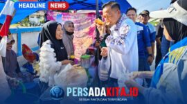 Bupati Konawe H. Yusran Akbar berbincang akrab dengan pemilik stan kuliner sambil menyicipi kripik di gelaran Porseni HUT ke-81 RI di Kec Tongauna Utara, Kabupaten Konawe.