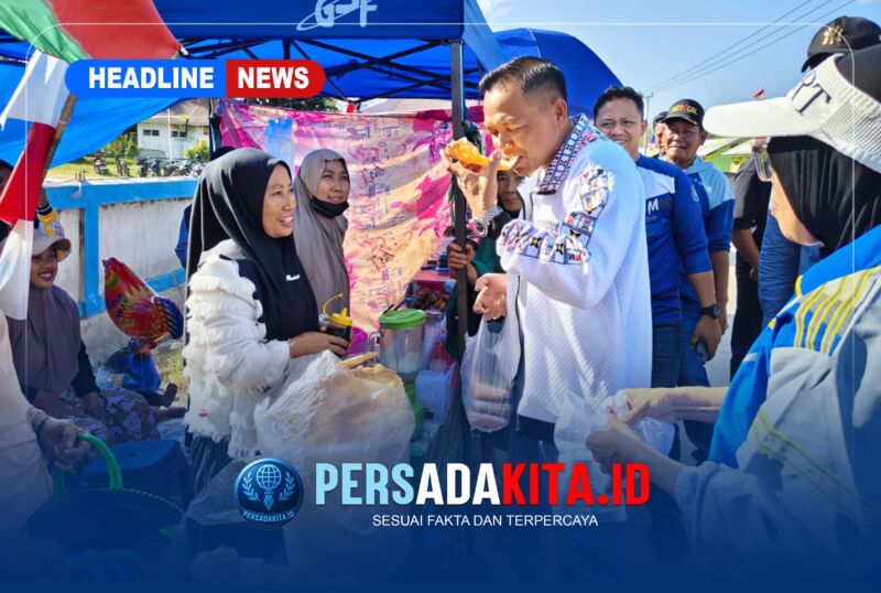 Bupati Konawe H. Yusran Akbar berbincang akrab dengan pemilik stan kuliner sambil menyicipi kripik di gelaran Porseni HUT ke-81 RI di Kec Tongauna Utara, Kabupaten Konawe.
