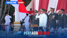 Suasana khidmat upacara penurunan Bendera Merah Putih di halaman Kantor Bupati Konawe, Senin (17/8/2026). Bupati Konawe, H. Yusran Akbar, S.T., bertindak sebagai Inspektur Upacara.