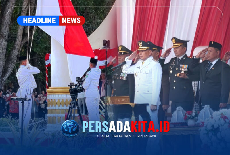 Suasana khidmat upacara penurunan Bendera Merah Putih di halaman Kantor Bupati Konawe, Senin (17/8/2026). Bupati Konawe, H. Yusran Akbar, S.T., bertindak sebagai Inspektur Upacara.