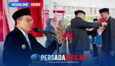 Bupati Konawe, H. Yusran Akbar, S.T., saat memimpin langsung penganugerahan Tanda Kehormatan Satyalancana Karya Satya kepada 29 ASN di Pendopo Kantor Bupati Konawe, Sabtu (15/8/2026).