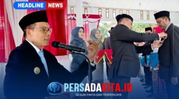 Bupati Konawe, H. Yusran Akbar, S.T., saat memimpin langsung penganugerahan Tanda Kehormatan Satyalancana Karya Satya kepada 29 ASN di Pendopo Kantor Bupati Konawe, Sabtu (15/8/2026). 