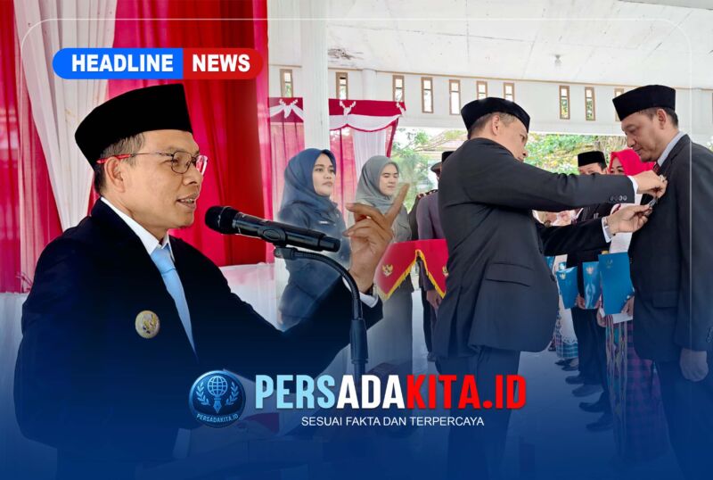 Bupati Konawe, H. Yusran Akbar, S.T., saat memimpin langsung penganugerahan Tanda Kehormatan Satyalancana Karya Satya kepada 29 ASN di Pendopo Kantor Bupati Konawe, Sabtu (15/8/2026). 