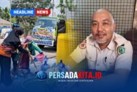 Kepala BPBD Konawe, Herianto Pagala, S.Sos dengan latar belakang Mobil tangki BPBD Konawe sedang melakukan pengisian air bersih untuk didistribusikan ke warga terdampak kekeringan di Kelurahan Meluhu dan Desa Muara Sampara.